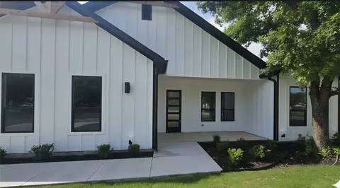 Exterior - 1106 E Sixth St, Springtown, TX 76082 photo 3 of 7
