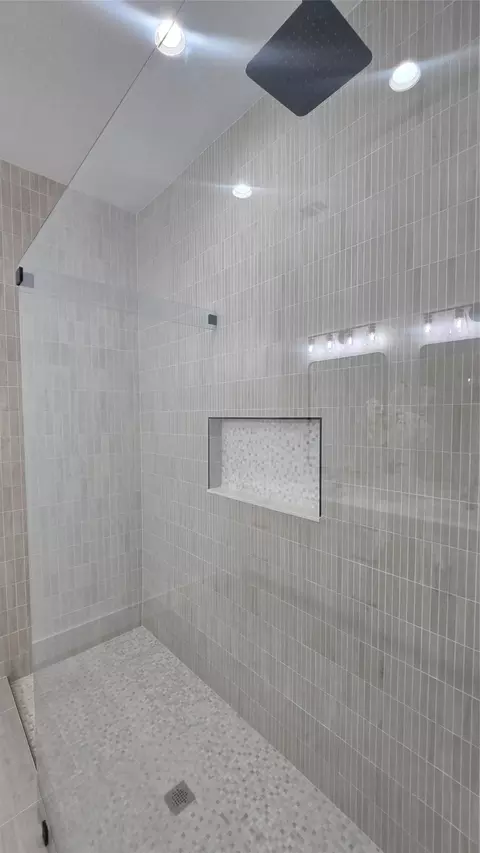 Bath - 1106 E Sixth St, Springtown, TX 76082 photo 3 of 4