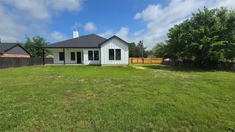 Exterior - 1106 E Sixth St, Springtown, TX 76082 photo 6 of 7