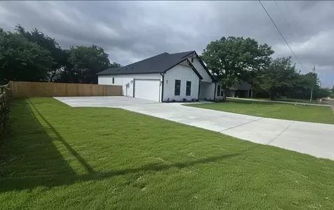 Exterior - 1106 E Sixth St, Springtown, TX 76082 photo 2 of 7