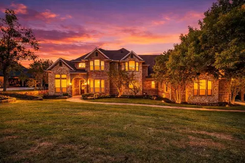153 Crest Canyon Dr, Fort Worth, TX 76108