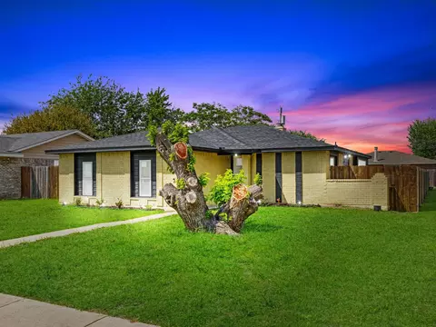 825 Cherry Hills Dr, Lancaster, TX 75134