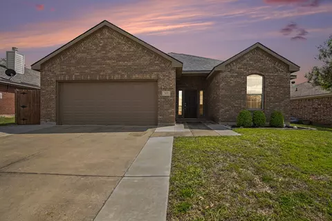 303 Stonegate Blvd, Alvarado, TX 76009