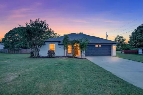 127 Port O Call Ct, Runaway Bay, TX 76426