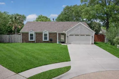 417 Creekmeadow Ln, Lewisville, TX 75067
