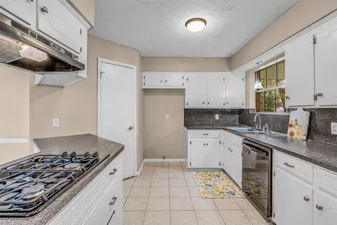Kitchen - 23351 Earlmist Dr, Spring, TX 77373 photo 3 of 6