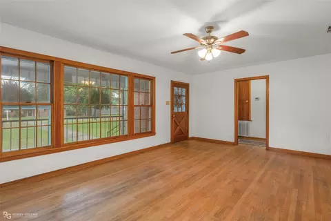 Living - 307 Emerald Dr, Minden, LA 71055 photo 3 of 4