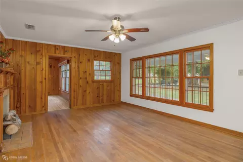 Living - 307 Emerald Dr, Minden, LA 71055 photo 2 of 4