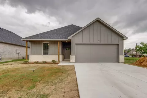 706 Turner St, Wolfe City, TX 75496