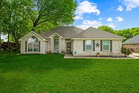 233 Country Meadows Dr, Waxahachie, TX 75165