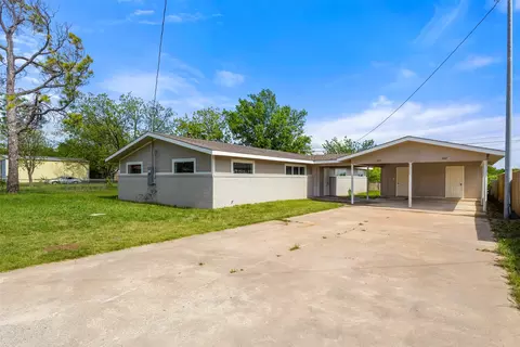 205 April St, Bowie, TX 76230