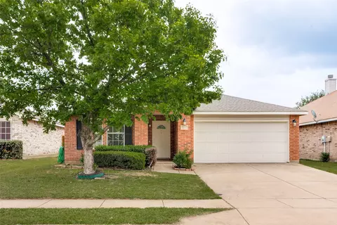 321 Silver Lake Trl, Fort Worth, TX 76140