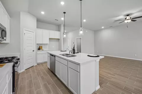 Kitchen - 3708 Yarrow Dr, Argyle, TX 76226 photo 4 of 6