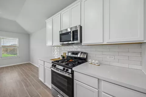 Kitchen - 3708 Yarrow Dr, Argyle, TX 76226 photo 5 of 6