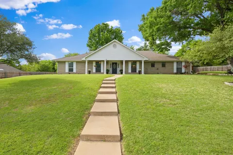 1814 Lakeridge Dr, Weatherford, TX 76087