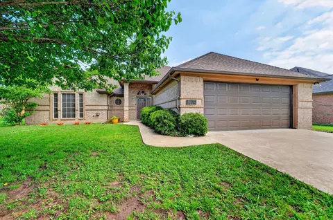 1608 Shelley Ln, Cleburne, TX 76033