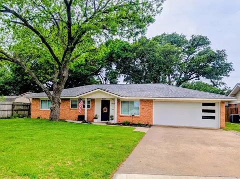 1229 Brookside Dr, Hurst, TX 76053