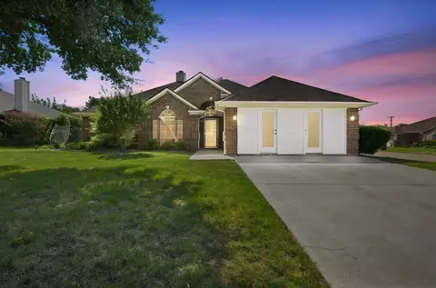 1121 SW Hillside Dr, Burleson, TX 76028