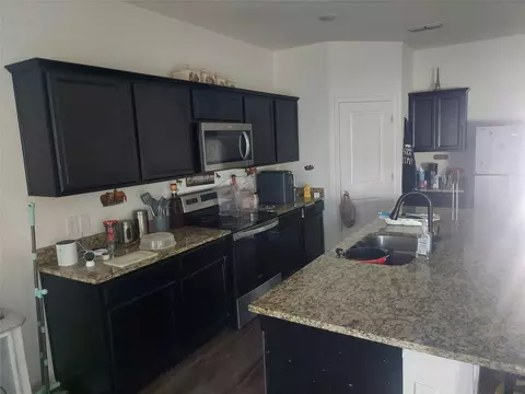 Kitchen - 1909 Wolf Run, Anna, TX 75409 photo 2 of 2