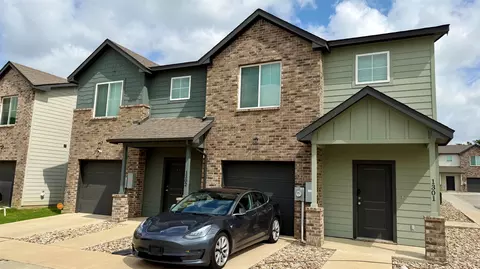 1301-1302 Boxwood Ln, Forest Hill, TX 76140