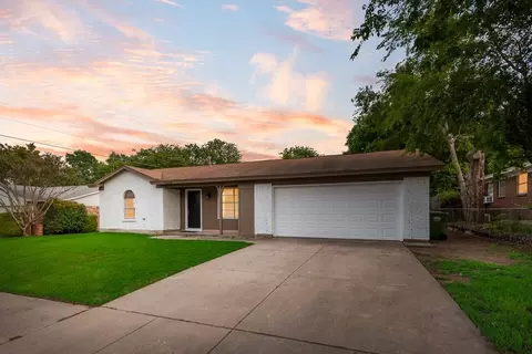 6048 Hillcrest Dr, Watauga, TX 76148