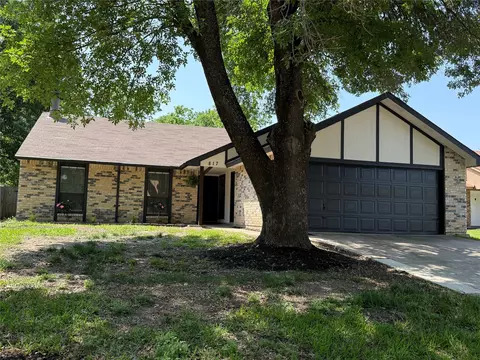 817 Camino Ct, Grand Prairie, TX 75052