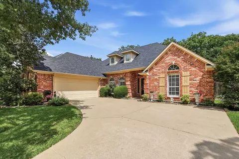 3600 Chateaux Ln, Hurst, TX 76054