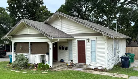 2207 N Elm St, Denton, TX 76201