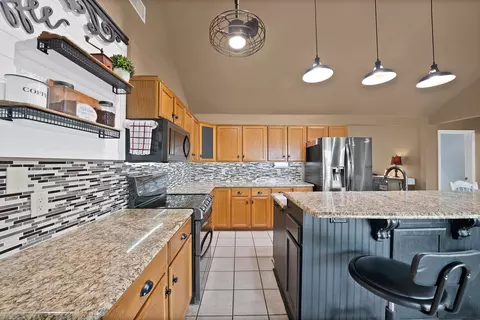 Kitchen - 328 E Vaughn Rd, Cleburne, TX 76031 photo 3 of 6