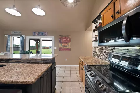 Kitchen - 328 E Vaughn Rd, Cleburne, TX 76031 photo 4 of 6