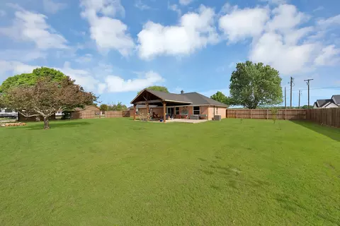 Exterior - 328 E Vaughn Rd, Cleburne, TX 76031 photo 3 of 4