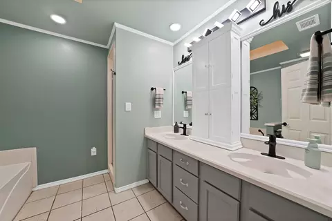 Bath - 328 E Vaughn Rd, Cleburne, TX 76031 photo 1 of 2