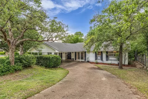 1208 Knotty Oaks Dr, Woodway, TX 76712