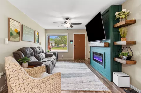 345 NW Lorna St, Burleson, TX 76028