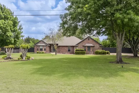 1303 Lariat Cir, Oak Leaf, TX 75154