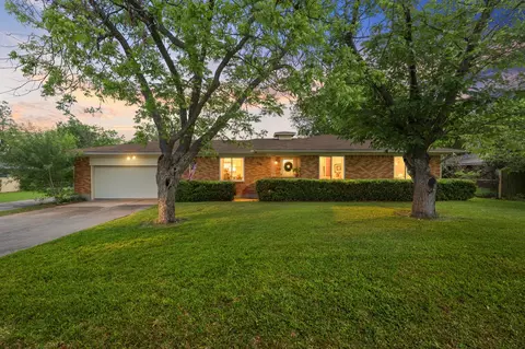 706 W Denison Dr, Robinson, TX 76706