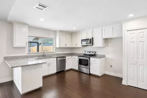 402 W Springdale Ln, Grand Prairie, TX 75052