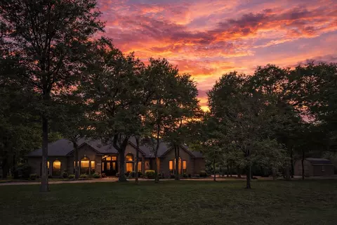600 Diamond Point Dr, Oak Point, TX 75068