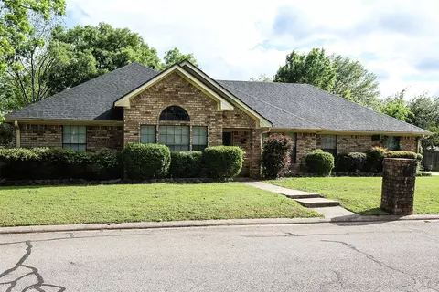 812 Mockingbird St, Bonham, TX 75418