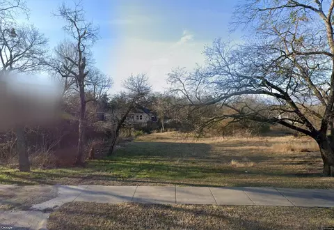 706 Dr Martin Luther King Jr Blvd, Waxahachie, TX 75165