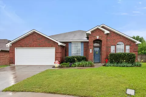 202 Creek Point Ln, Arlington, TX 76002