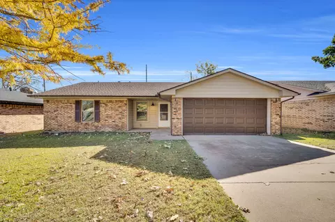 221 N Edgefield Rd, Waxahachie, TX 75165