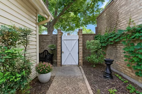 618 Castlewood Ln, Arlington, TX 76012