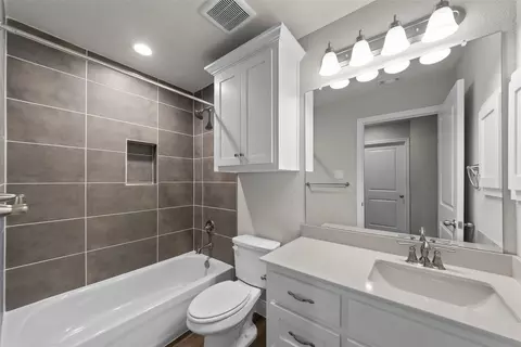 Bath - 18310 Chippewa Ct, Terrell, TX 75160 photo 2 of 5