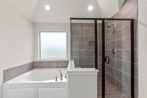 Bath - 18310 Chippewa Ct, Terrell, TX 75160 photo 4 of 5
