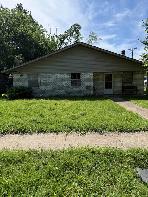 700 Live Oak St, Wilmer, TX 75172