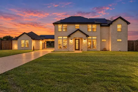 5400 Posada Dr, Crowley, TX 76036