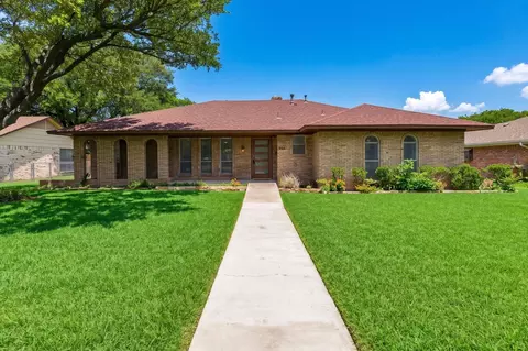 905 Bromwich St, Garland, TX 75040