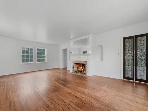 Living - 609 E Main St, Hamilton, TX 76531 photo 4 of 8