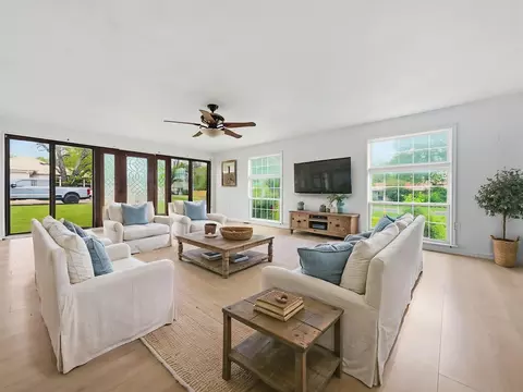 Living - 609 E Main St, Hamilton, TX 76531 photo 2 of 8